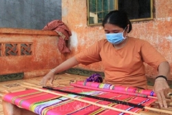 Люди из этнических меньшинств Стиенг продвигают традиционное ремесло парчового ткачества