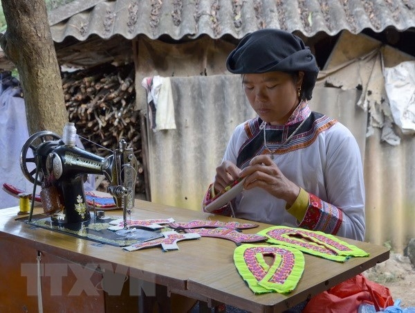 Обувная вышивка народности Сафанг в провинции Дьенбьен – уникальный объект нематериального культурного наследия