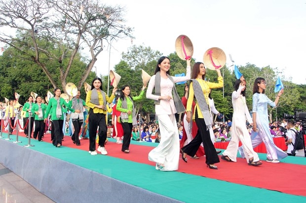 Фестиваль национального и регионального костюмов установил вьетнамский рекорд по числу участников