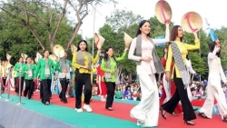 Фестиваль национального и регионального костюмов установил вьетнамский рекорд по числу участников