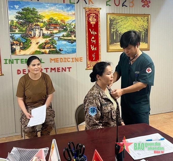 В полевом госпитале № 5 второго уровня поздравили женщин-солдат «зеленых беретов» с праздником