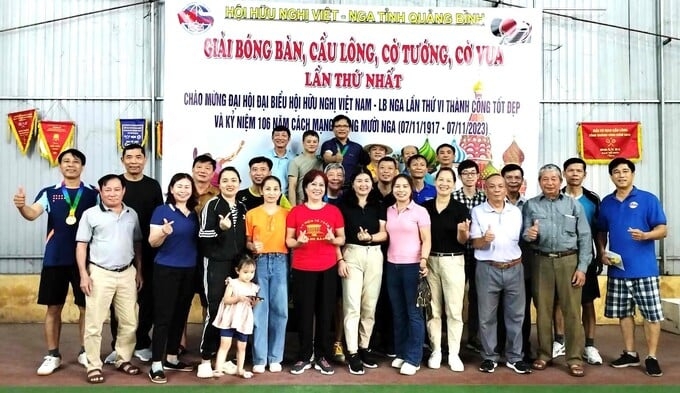 Общество вьетнамско-российской дружбы в провинции Куангбинь организовало спортивную программу по случаю 106-й годовщины Октябрьской революции в России