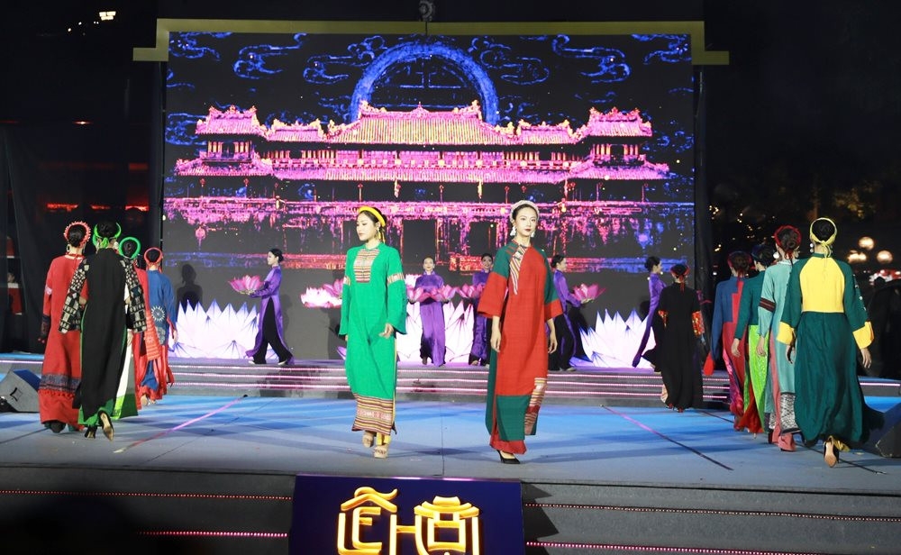 Впечатляющий Ханойский туристический фестиваль платья аозай 2023 года