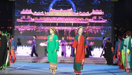 Впечатляющий Ханойский туристический фестиваль платья аозай 2023 года
