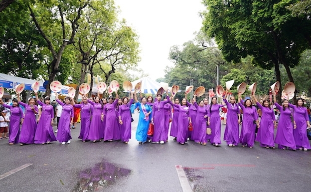 Показ национального платья аозай «Женщины столицы – интеграция и развитие»