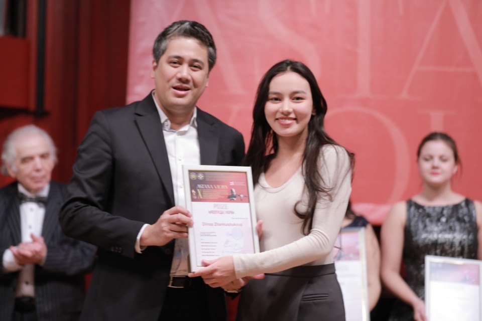 Хоанг Хо Кхань Ван заняла первое место на 10-м Международном конкурсе скрипачей