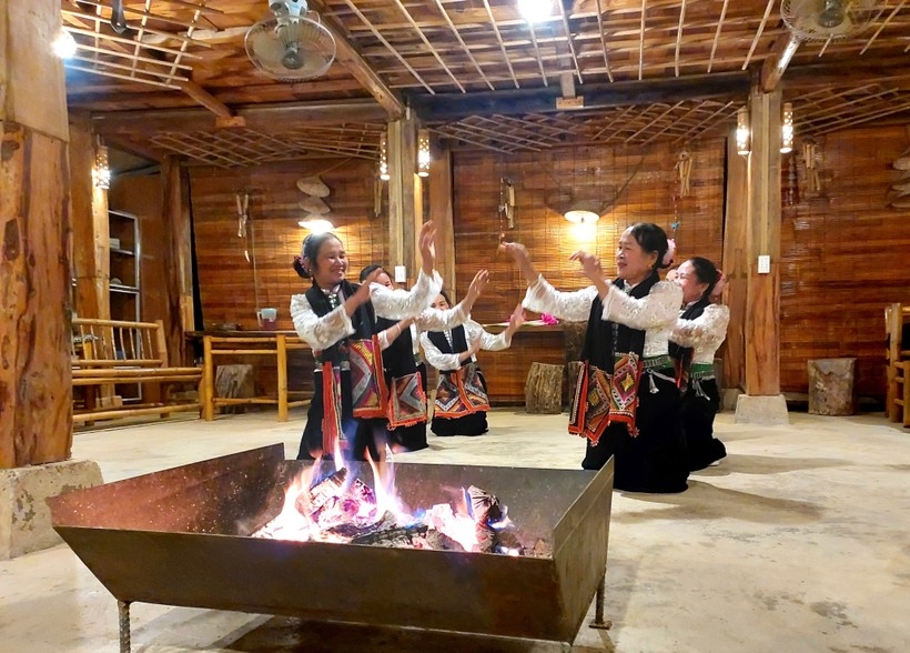 Женщины этнической группы Тай в провинции Сонла представляют традиционные танцевальные выступления, приветствуя посетителей, приезжающих посетить их деревню.
