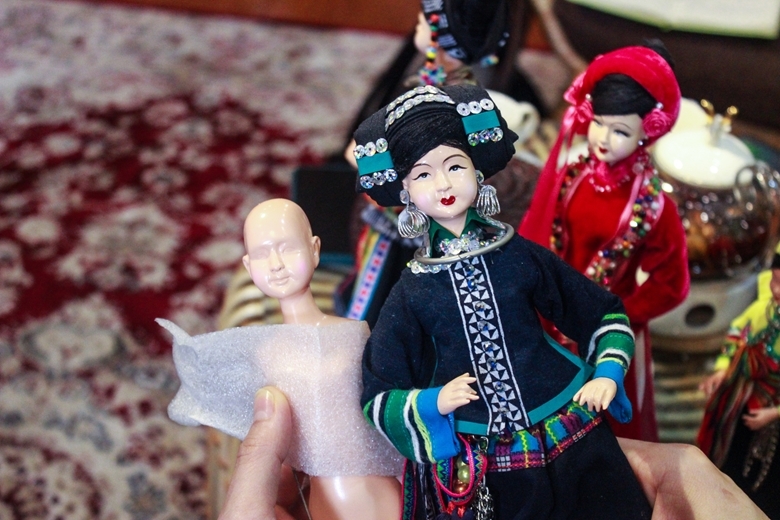 Миниатюризация тысяч костюмов этнических групп для кукол