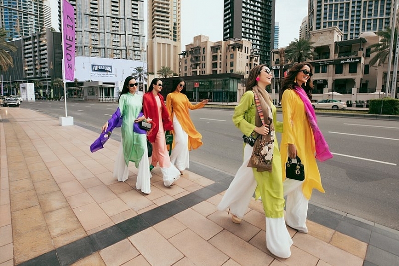 Вьетнамский аозай на улицах Дубая