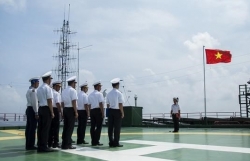 Церемония поднятия государственного флага - священный момент для солдат на буровой DK1