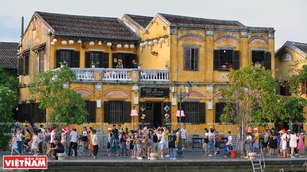 Большое количество туристов приехало в древний город Хойан на новогодние праздники