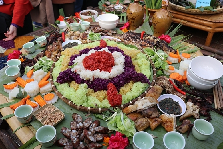 Новогодняя атмосфера в деревне этнической культуры и туризма Вьетнама