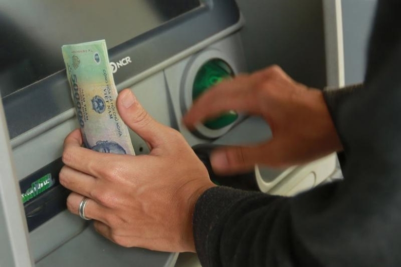 В 2022 году количество снятий наличных через банкоматы сократилось вдвое