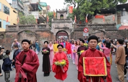 Специальная процессия воспроизводит традиционную церемонию Тэт в Старом квартале Ханоя