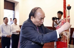 Президент Нгуен Суан Фук воскурил благовония в память о бывших руководителях Партии и Государства