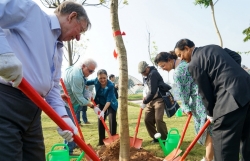 Международные делегаты посадили «деревья мира» по случаю 50-летия со дня подписания Парижского соглашения