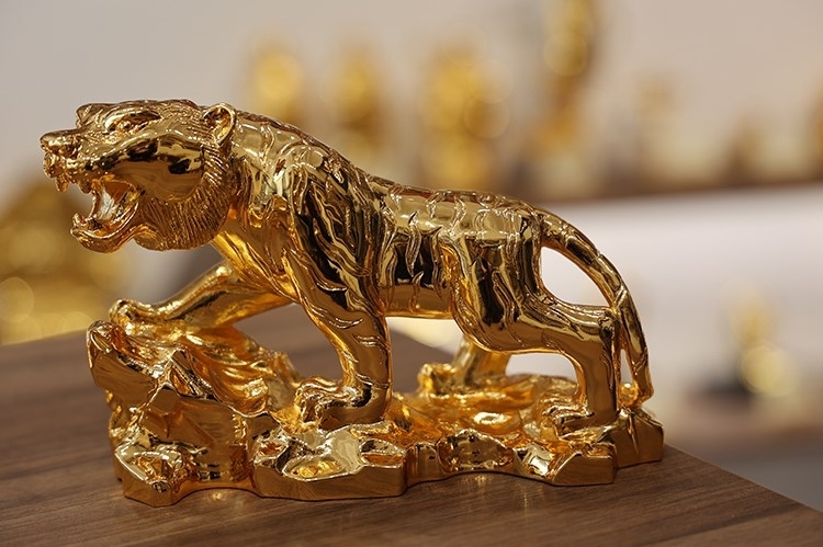 Изготовление фигурок тигров, покрытых 24-каратным золотом для Года Тигра 2022