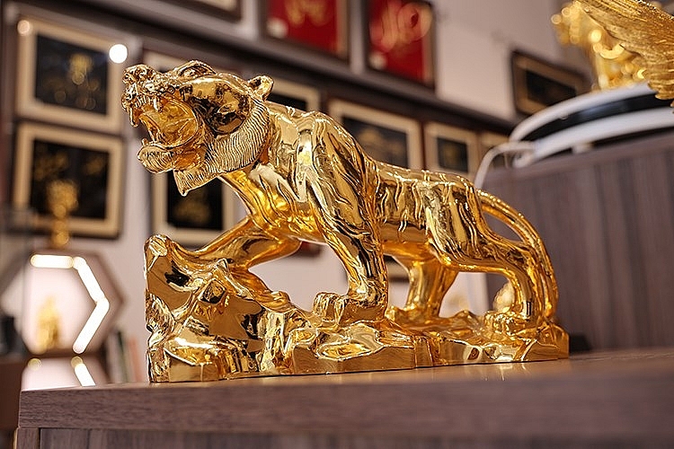 Изготовление фигурок тигров, покрытых 24-каратным золотом для Года Тигра 2022