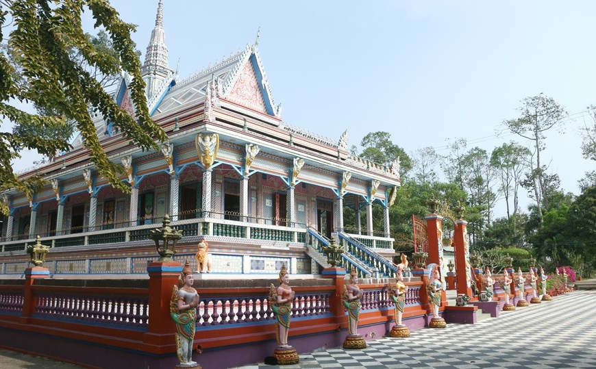 Туризм во Вьетнаме: Уникальная пагода из чашек