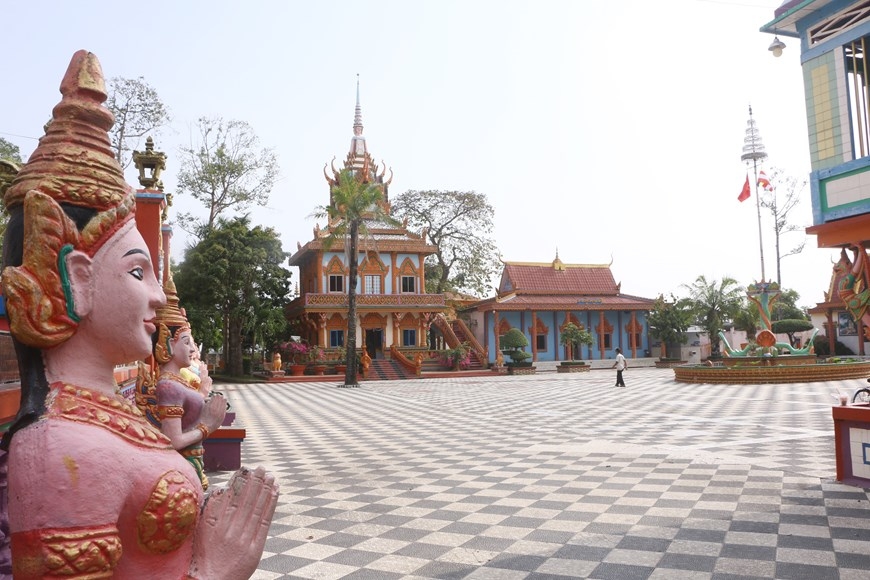Туризм во Вьетнаме: Уникальная пагода из чашек