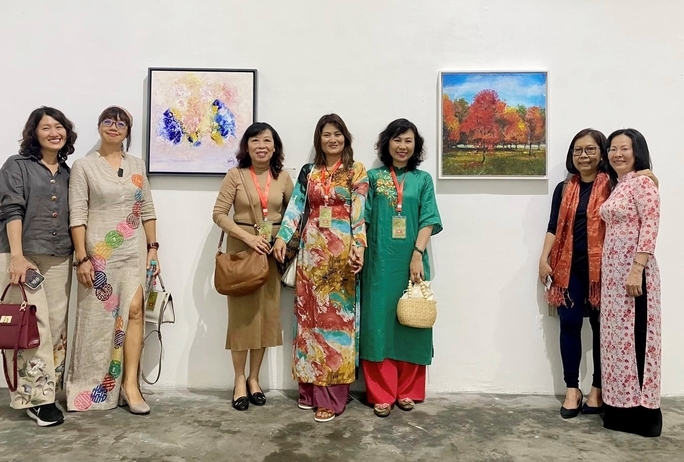 Многие вьетнамские художницы участвуют в международной выставке