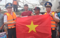 Командование береговой охраны сопровождает рыбаков островного уезда Тхо Чау