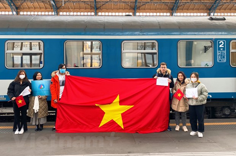 Поддержка граждан Вьетнама, перебравшихся с Украины в Венгрию Поддержка граждан Вьетнама, перебравшихся с Украины в Венгрию