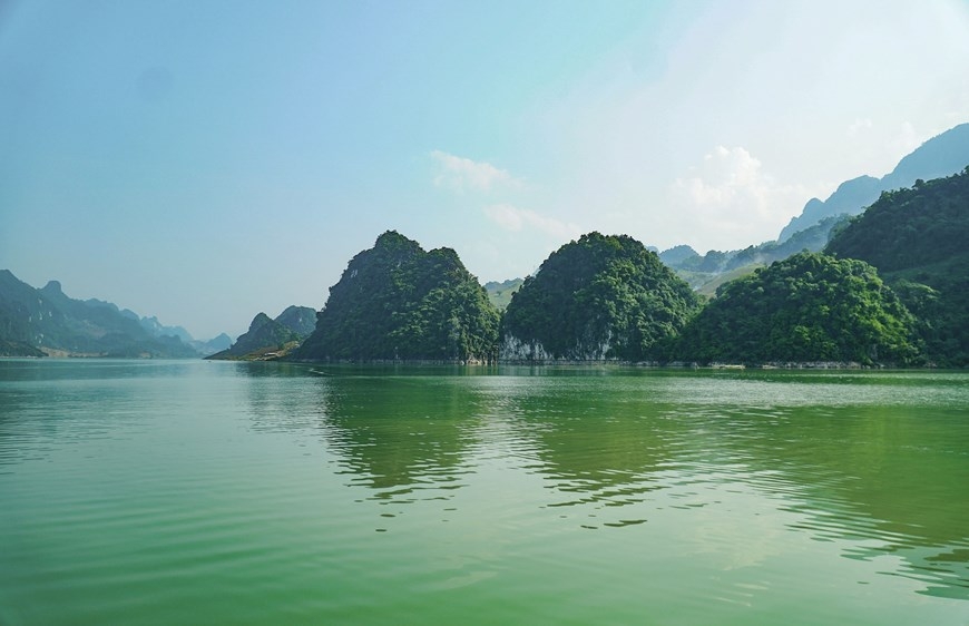 Красота на озере Шонгда в высокогорном уезде Туачуа