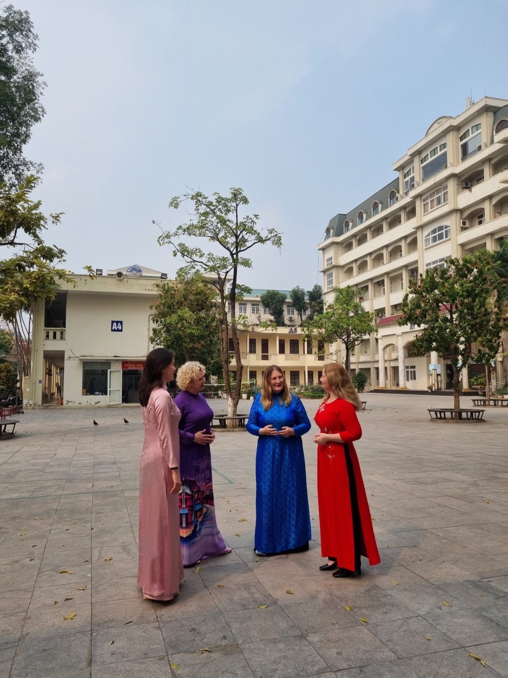 Русские учителя носят традиционные вьетнамские аозай