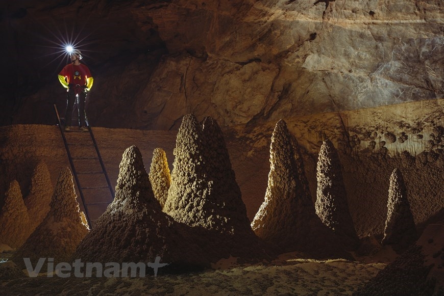 Водопад в пещере, возраст которой насчитывает миллион лет