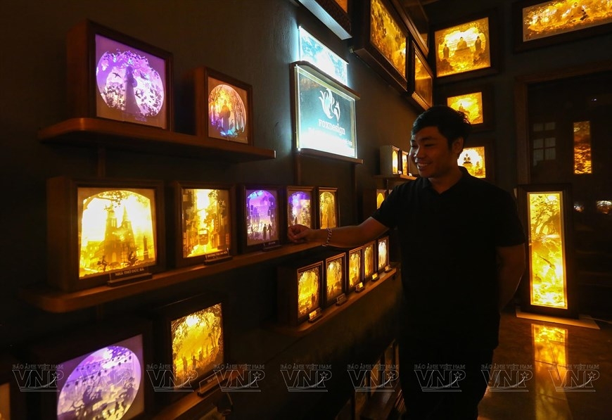 Рассказать вьетнамские истории с помощью 3D-фонариков из бумаги