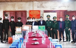 Руководители провинции Тхыатхиен-Хюэ нанесли визиты в две провинции Лаоса и поздравили с праздником Боунпимай