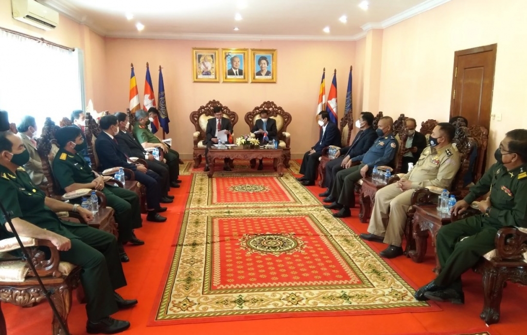 Руководители провинции Контум нанесли визиты в провинции Стунгченг (Камбоджа) и поздравили с праздником Чол Чнам Тхмей