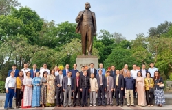 Руководители Общества вьетнамо-российской дружбы (ОВРД) возложили цветы к памятнику В.И.Ленину и почтили его память по случаю 152-летия со дня  рождения
