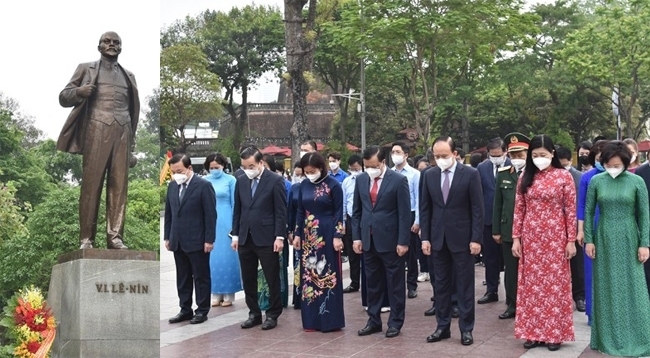 Руководители города Ханоя возложили венки к памятнику В.И. Ленину