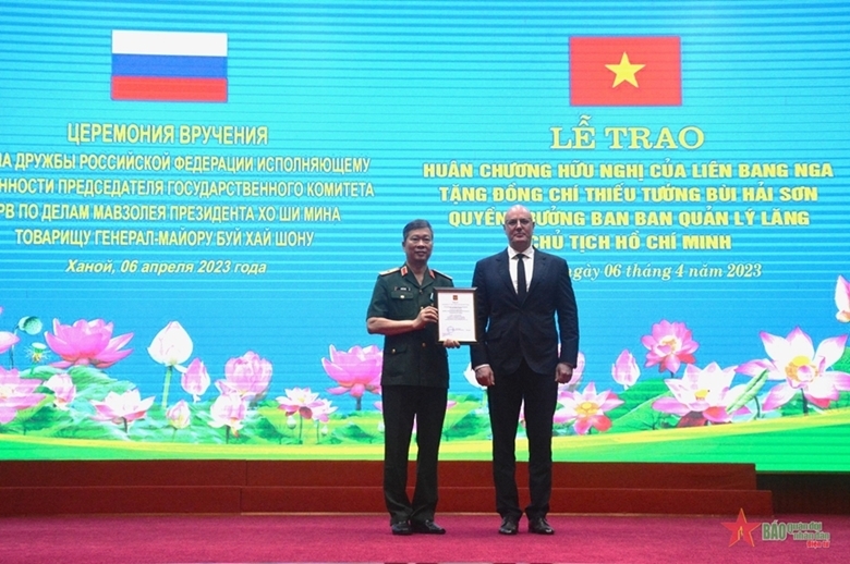 Вице-премьер России вручил Орден Дружбы и. о. главы Комитета по управлению мавзолеем Хо Ши Мина