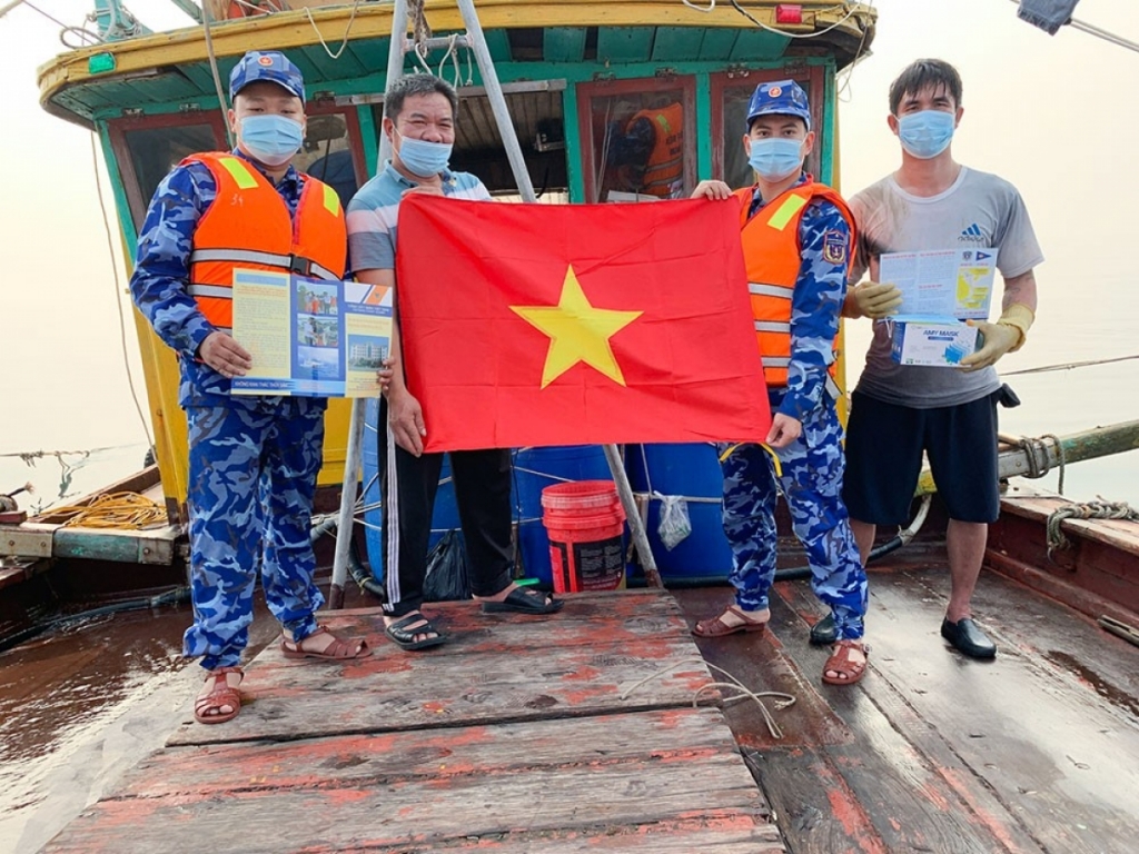 Распространение закона среди рыбаков на острове Лонгчау (город Хайфонг)