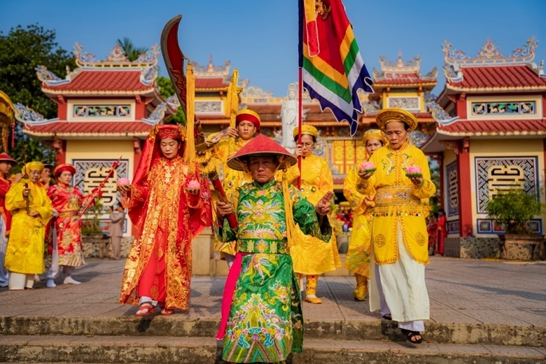 Tхыатхиен-Хюэ: фестиваль дворца Хюэнам привлекает большое количество туристов