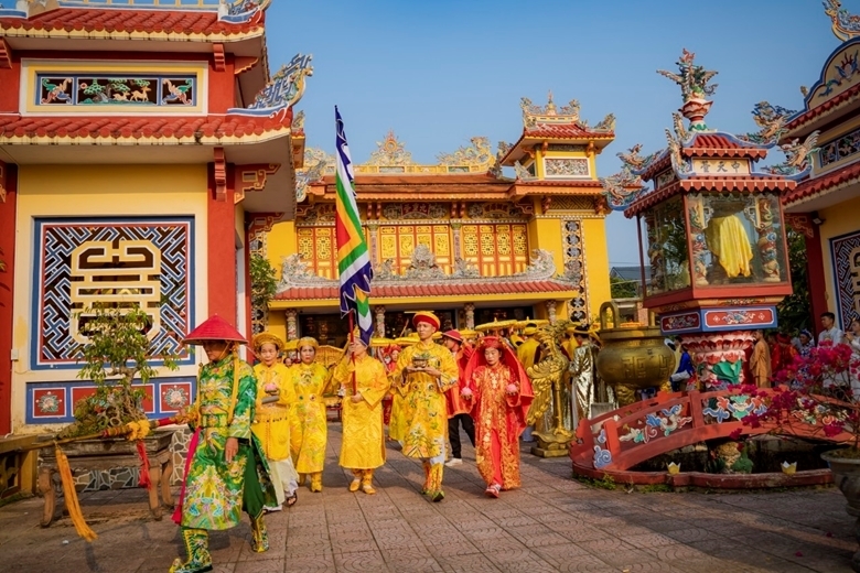 Tхыатхиен-Хюэ: фестиваль дворца Хюэнам привлекает большое количество туристов