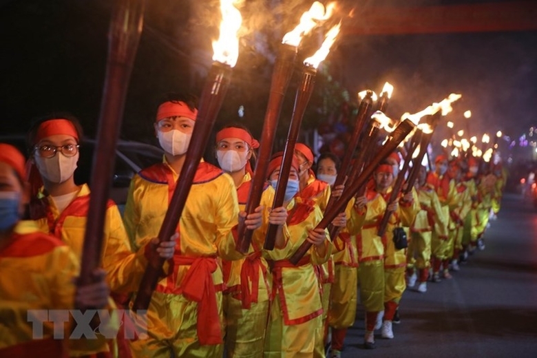 Уникальная церемония зажигания факелов на фестивале в Храмовом комплексе Заи