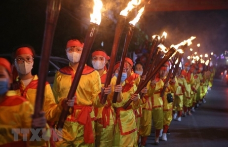 Уникальная церемония зажигания факелов на фестивале в Храмовом комплексе Заи