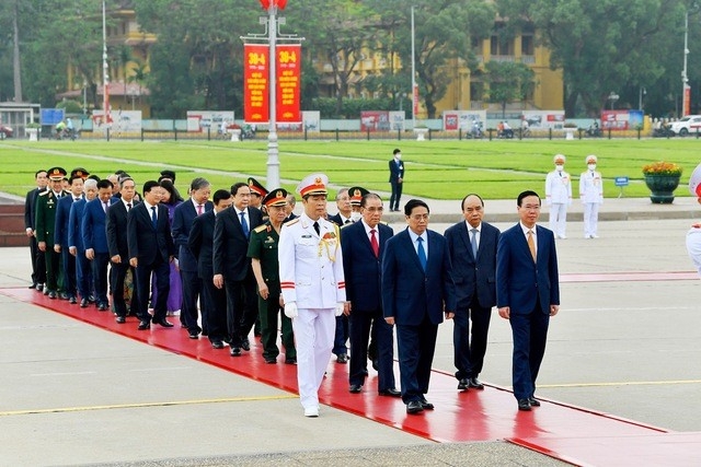 Руководители партии и государства посетили мавзолей, чтобы почтить память президента Хо Ши Мина