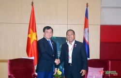 Высокопоставленная делегация Министерства обороны Вьетнама провела двусторонние встречи с главами делегаций Камбоджи и Сингапура