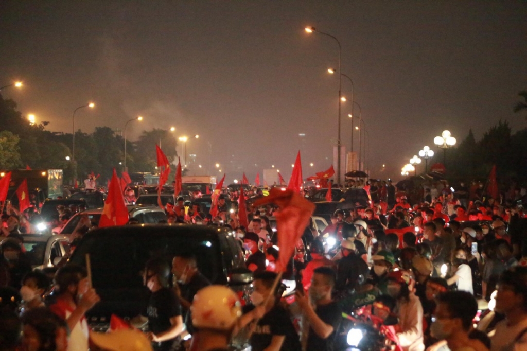 Ханой: миллионы болельщиков вышли на улицы, чтобы отпраздновать победу сборной Вьетнама по футболу U23 на 31-х Играх ЮВА