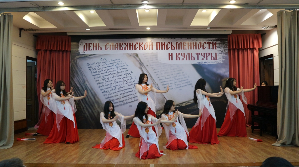 Торжественная церемония награждения победителей олимпиад по русскому языку для вьетнамских школьников и студентов