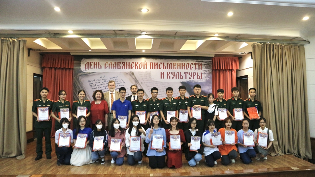 Торжественная церемония награждения победителей олимпиад по русскому языку для вьетнамских школьников и студентов