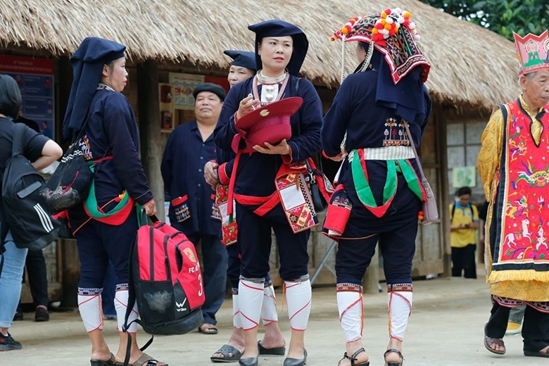 Культурная красота традиционных костюмов народности Зао Куанчет