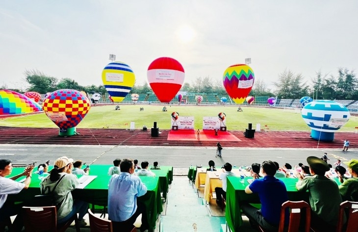 Жители города Кантхо получили опыт полета на воздушных шарах