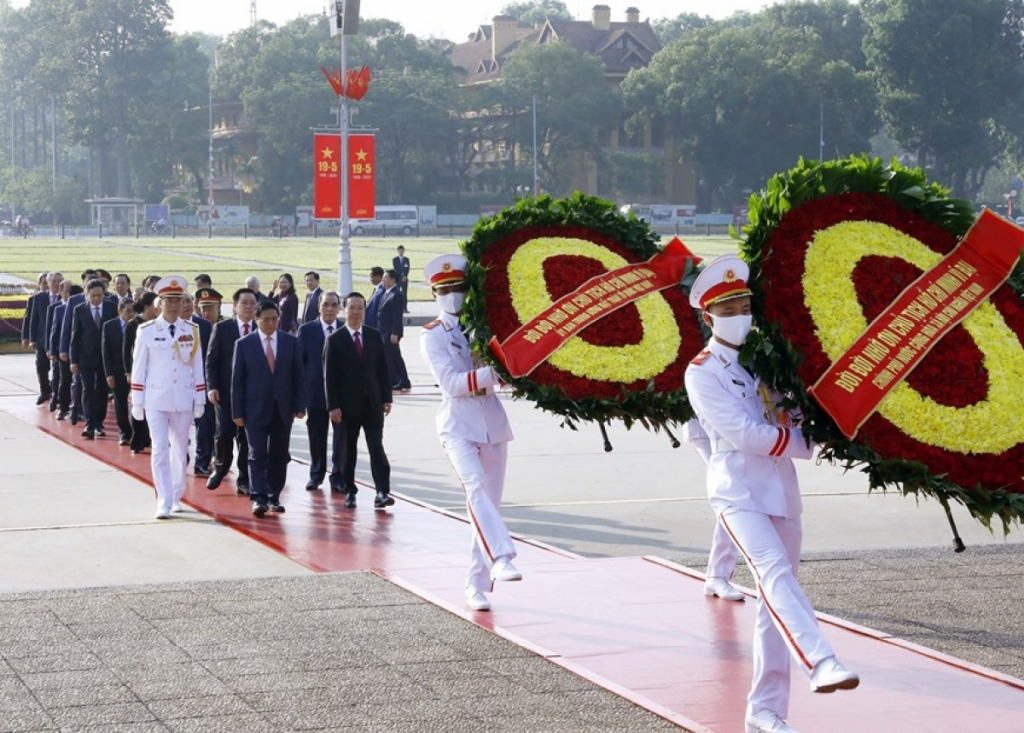 Руководители Партии и Государства почтили память президента Хо Ши Мина