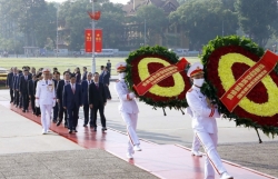 Руководители Партии и Государства почтили память президента Хо Ши Мина